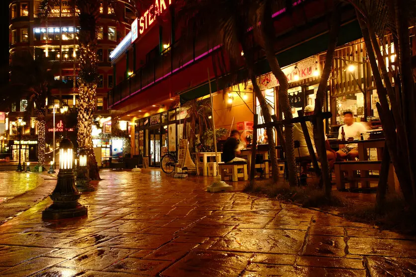 濡れた背景がもたらす立体感と反射の美しさ