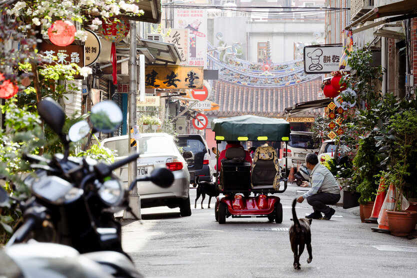 18-300mm F3.5-6.3 (Model B061)