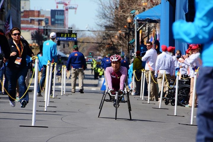 Photo Gallery of wheelchair Marathon Wakako Tsuchida