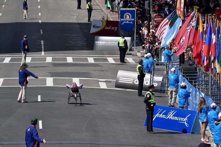 Photo Gallery of wheelchair Marathon Wakako Tsuchida