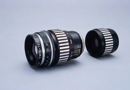 The 135 mm F/4.5 (Model #280) is TAMRON’s first interchangeable photo lens.