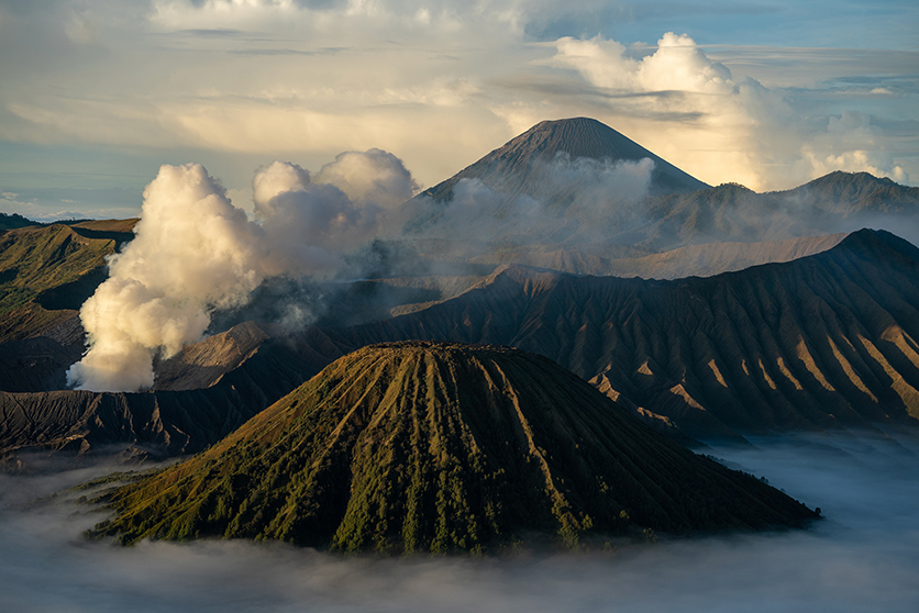 写真家 イアン・プラント氏がタムロン70-180mm F2.8 G2 (Model A065)ソニー Eマウント用で捉えるインドネシアとバッドランズ国立公園のユニークな一面