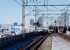 「青い空、赤い電車」　川越　良樹