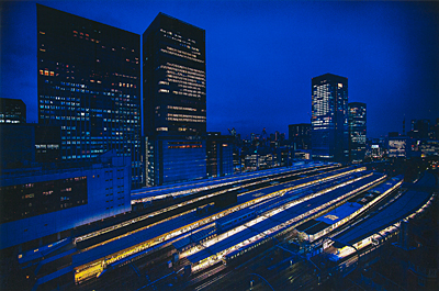 「東京駅の夕暮れ」　長　吉秀 様